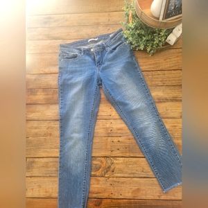 EUC Levi's 711 Skinny Jeans - size 28